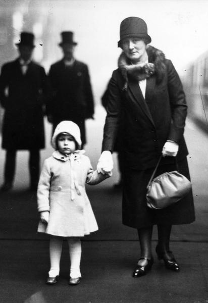 Принцесса Елизавета на платформе вокзала Кингс-Кросс собирается отправиться со своими королевскими бабушкой и дедушкой на рождественские каникулы в Сандрингем, 1929 год / © Getty Images