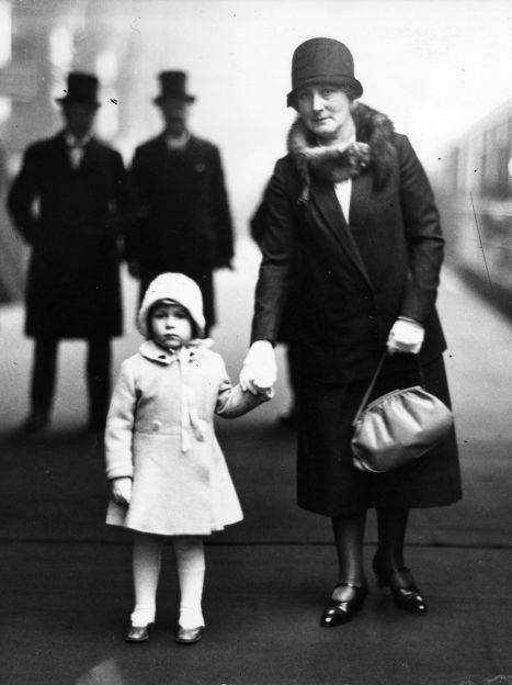 Принцесса Елизавета на платформе вокзала Кингс-Кросс собирается отправиться со своими королевскими бабушкой и дедушкой на рождественские каникулы в Сандрингем, 1929 год / © Getty Images