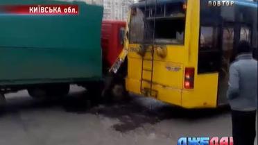 В столице КамАЗ врезался в троллейбус