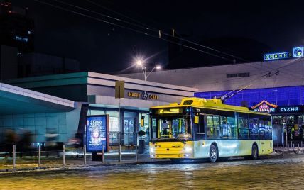 В Киеве мужчина силой пытался залезть в троллейбус и со злости разбил двери транспорта