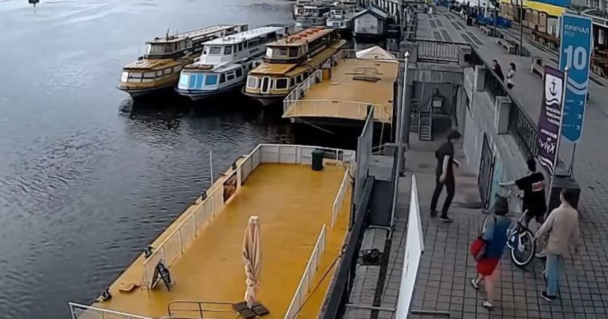 В Киеве молодые люди разбили и утопили в Днепре велосипед из пункта проката Nextbike
