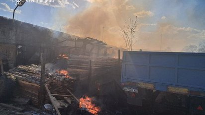Наслідки ворожого обстрілу на Чернігівщині: пожежа після прильоту в Семенівці