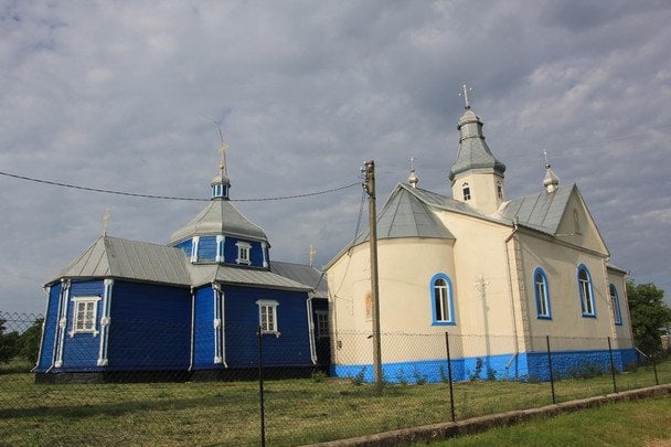 На Чернівеччині «тітушки» УПЦ МП намагались зірвати перехід вірян села до ПЦУ