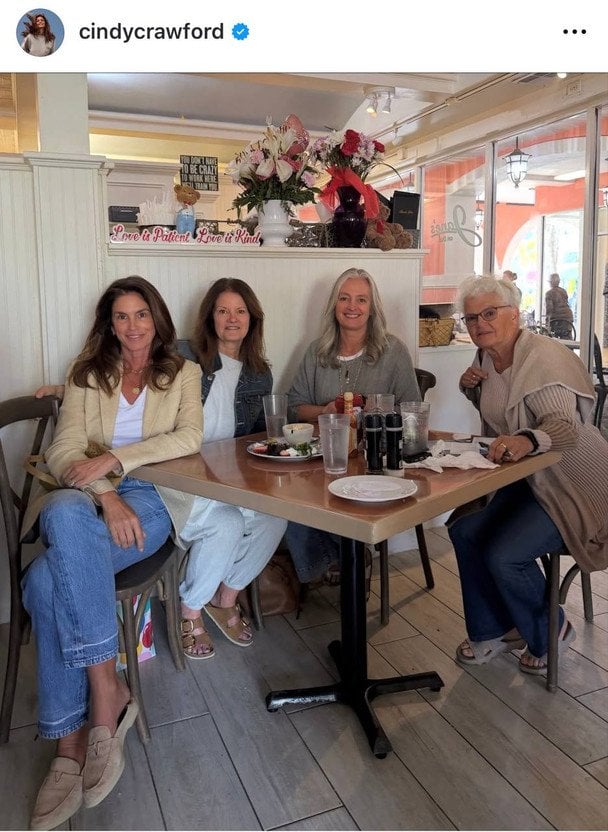Сінді Кроуфорд із сестрами та мамою / © Instagram Сінді Кроуфорд