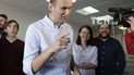 Навального забросали сардельками в аэропорту