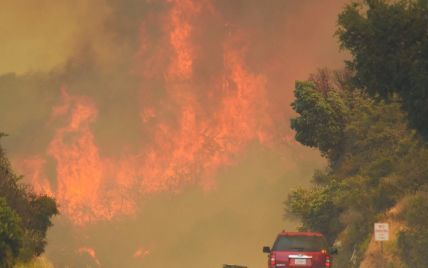 Тысячи эвакуированных и первые пострадавшие: в Калифорнии распространяются лесные пожары