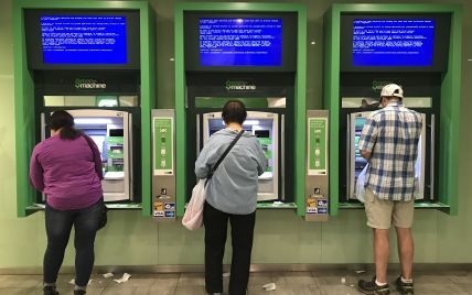 У США люди отримували з банкомата незвичні записки, що всередині в полоні застряг чоловік