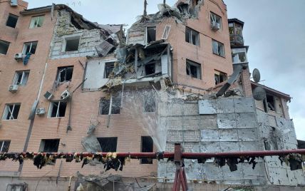 У Миколаєві війська РФ вдарили ракетами С-300 по житлових будинках: фото і відео
