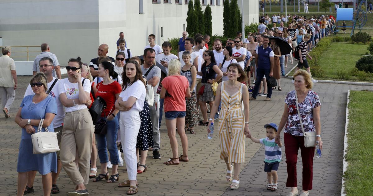 Довжелезні черги, військова техніка та ОМОН: як Білорусь обирала президента
