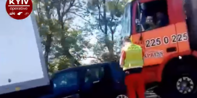 ДТП у Києві: легковик опинився всередині вантажівки
