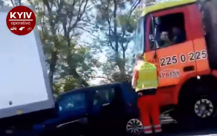 ДТП в Киеве: легковушка оказалась внутри грузовика