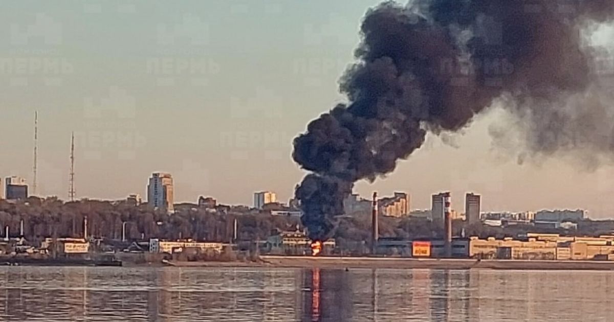 В Перми произошел пожар на территории оборонного предприятия "Мотовилихинские заводы" / © Telegram / Мой город Пермь