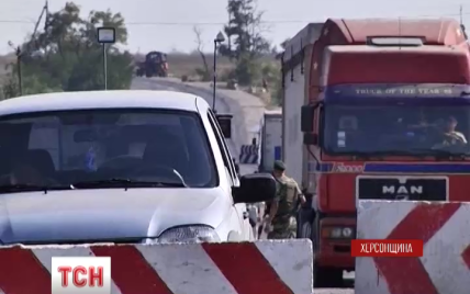 Блокада Крыма: активисты уже четвертый день перекрывают движение грузовиков