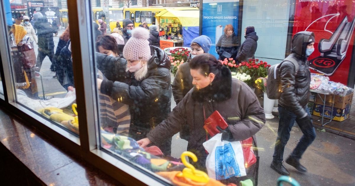 Уряд дозволив продавати побутову хімію та пресу під час локдауну