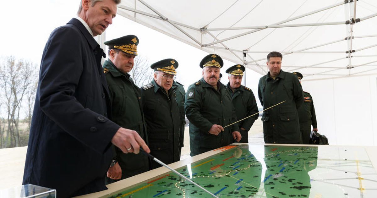Заместители Шойгу приехали проследить за строительством / © Министерство обороны России