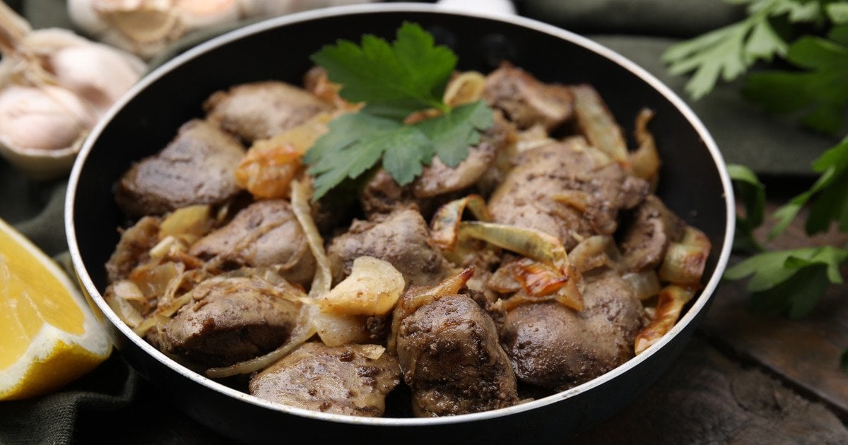 Куряча печінка з цибулею на сковороді