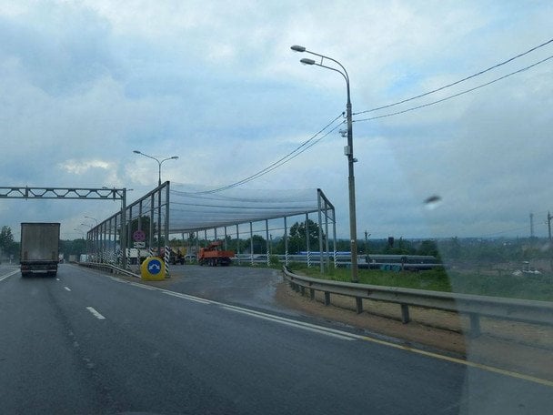 Протидронові сітки, ймовірно, з’явилися на трасі за 9 км від резиденції Путіна на Валдаї / © російські ЗМІ