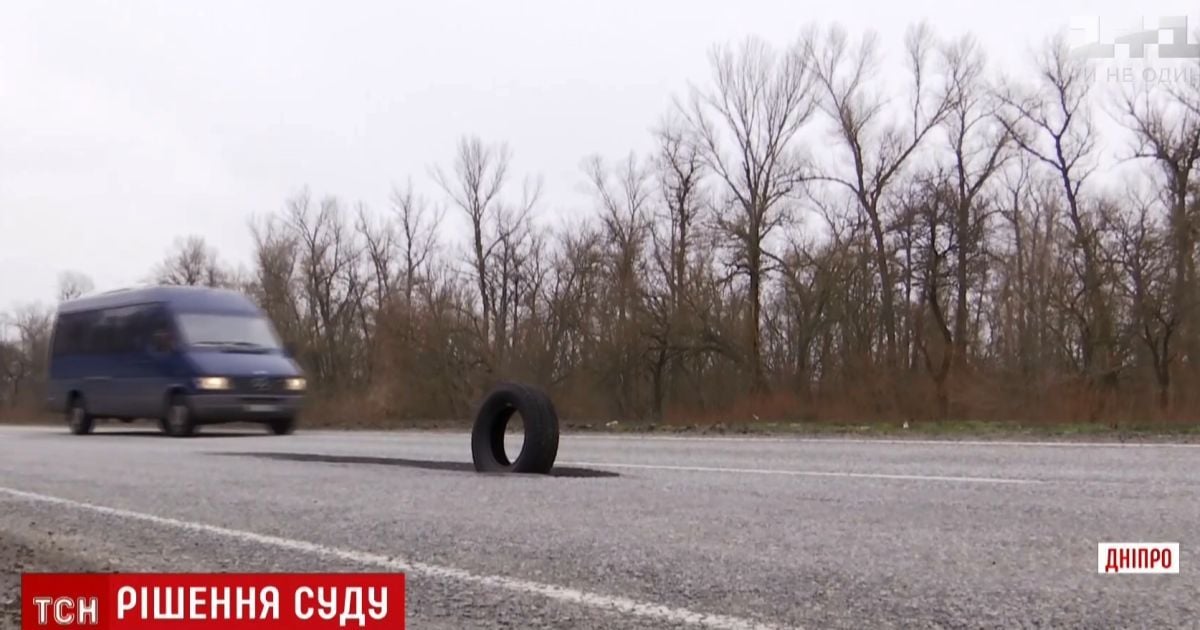 На Днепропетровщине полиция отобрала права у водителя за попадание в 5-метровую выбоину на трассе