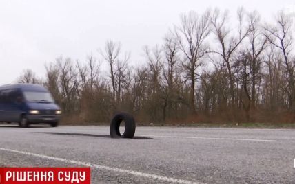 На Днепропетровщине полиция отобрала права у водителя за попадание в 5-метровую выбоину на трассе