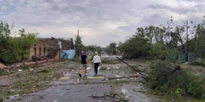 Пошкоджене смерчем селище в Херсонській області накрили зливи: залиті будинки і школа