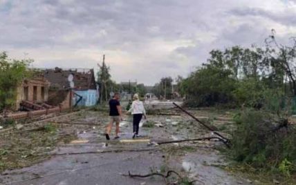 Пошкоджене смерчем селище в Херсонській області накрили зливи: залиті будинки і школа