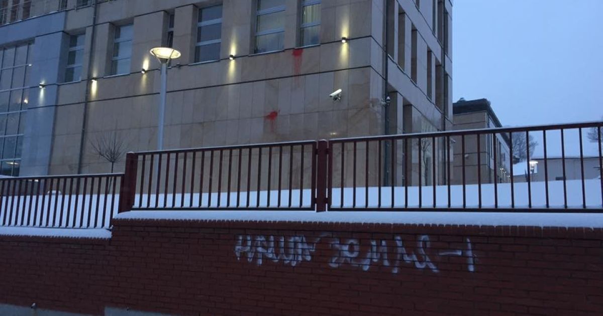 Во Львове вандалы забросали краской генконсульство Польши
