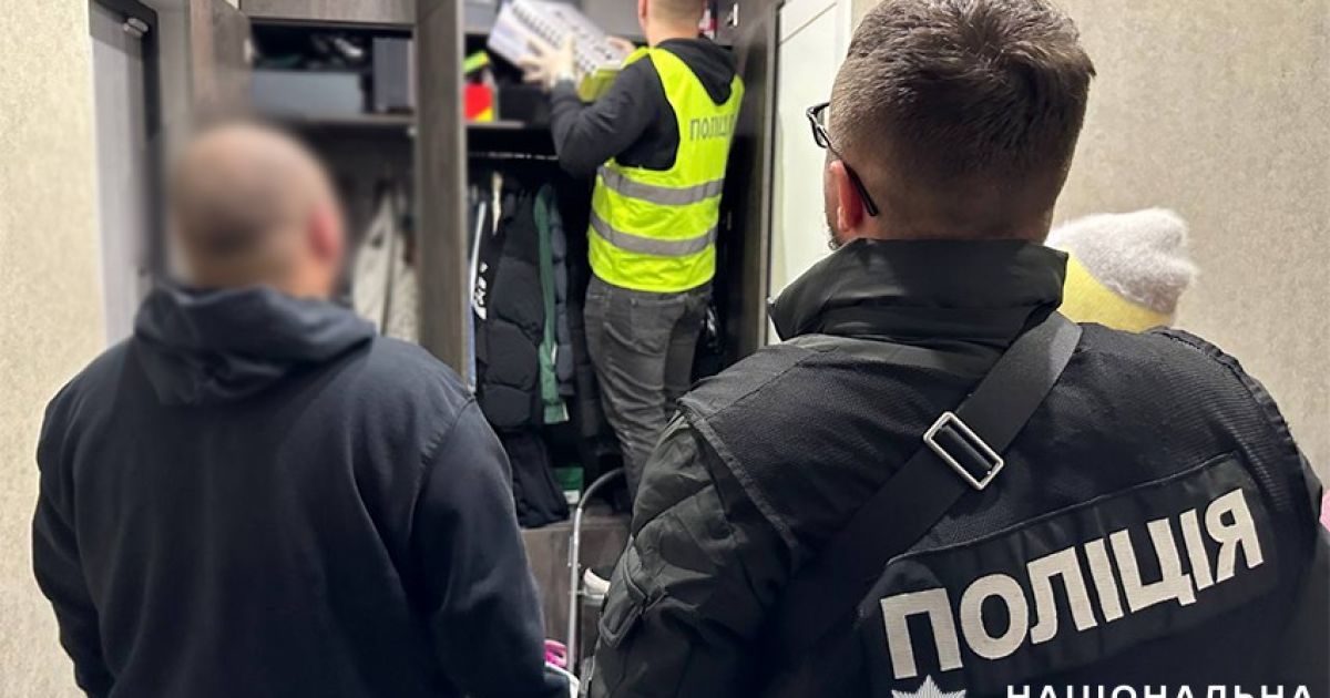 У Києві поліцейські затримали співмешканців, які "продавали" свою знайому / © Поліція Києва / Facebook
