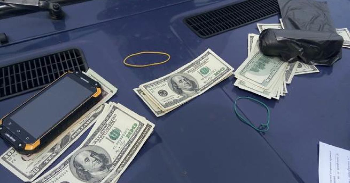 Работники медколледжа хотели 1800 долларов от абитуриентки.