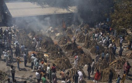 Крематории переполнены: в Индии тела жертв COVID-19 сжигают прямо на пустырях и в парках (ФОТО)