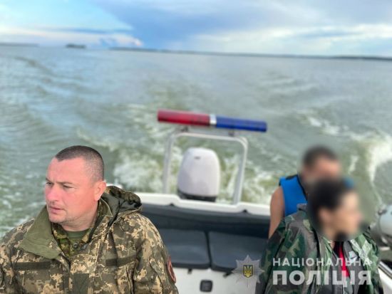 Під Полтавою врятували подружжя, яке опинилося за кілька кілометрів від берега у зламаному човні