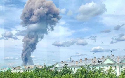 В России сообщили о десятках пострадавших при взрывах на заводе. В Сети появилось видео