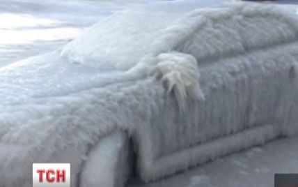 Мороз у США перетворив автомобілі на чудернацькі крижані скульптури