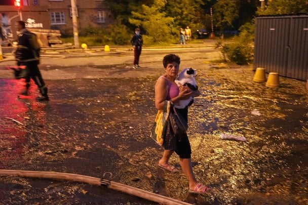 Жінка рятує свого кота під час атаки / © Associated Press
