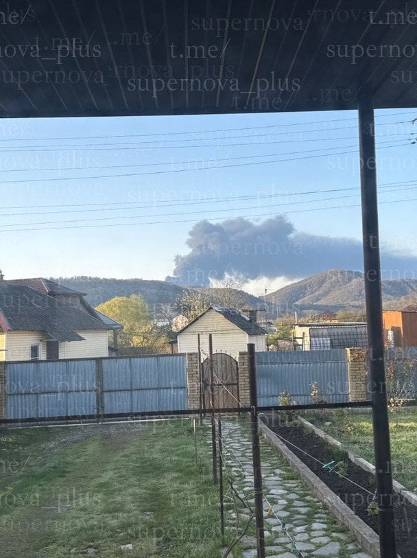 Дим від пожежі в Туапсе після атаки дронів у ніч проти 16 квітня / © із соцмереж