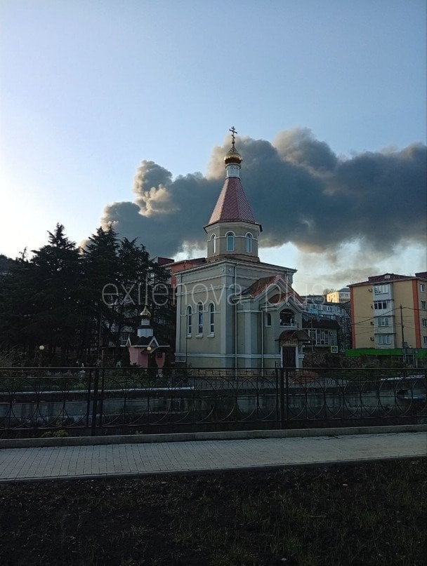 Дим від пожежі в Туапсе після атаки дронів у ніч проти 16 квітня / © із соцмереж