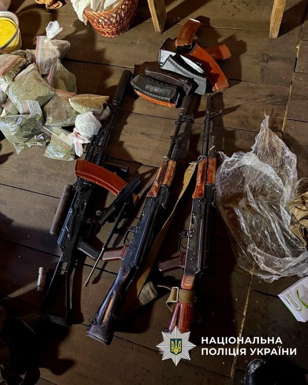 Автомати, які були знайдені в помешканні нападника / Фото: Нацполіція