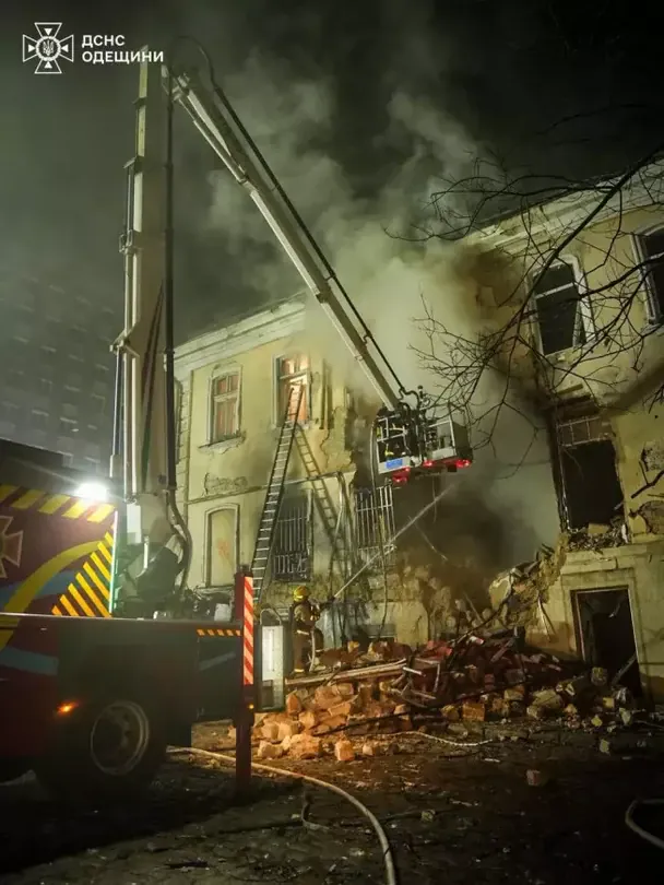 Наслідки нічної атаки дронів на Одесу / © ГУ ДСНС в Одеській області