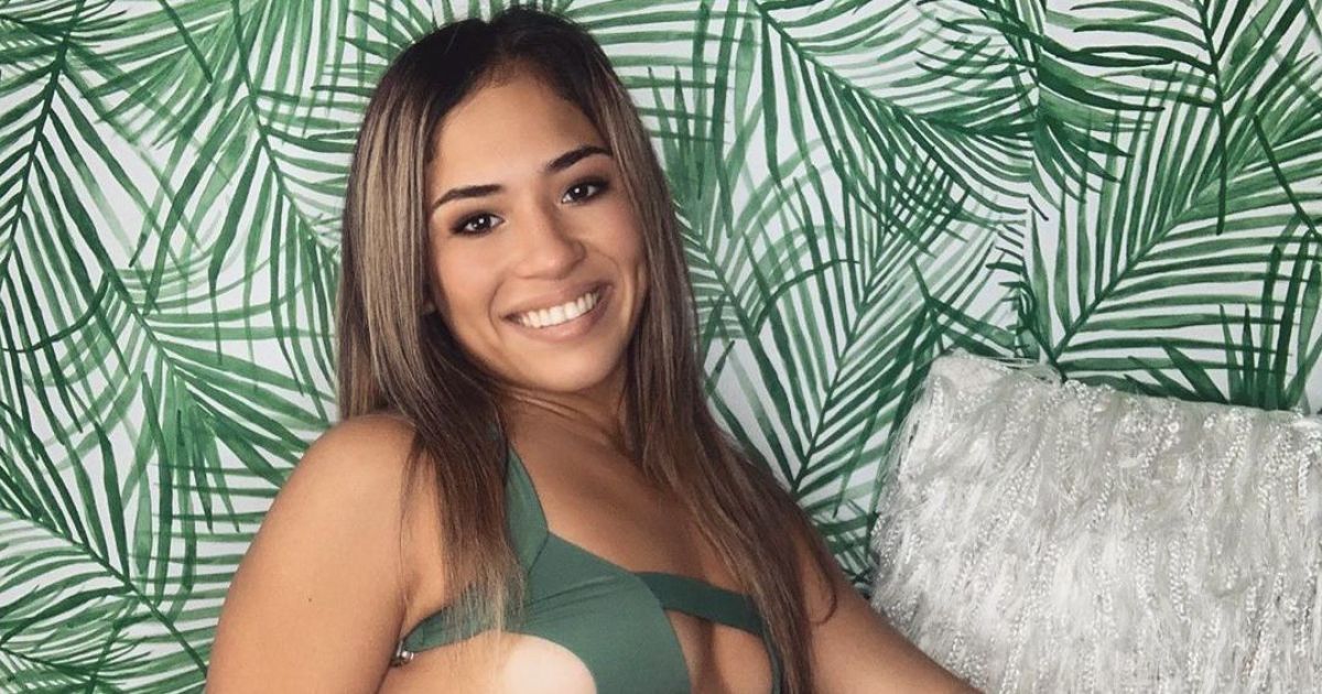 Сексапільна зірка ММА похизувалася соковитими сідницями біля басейну