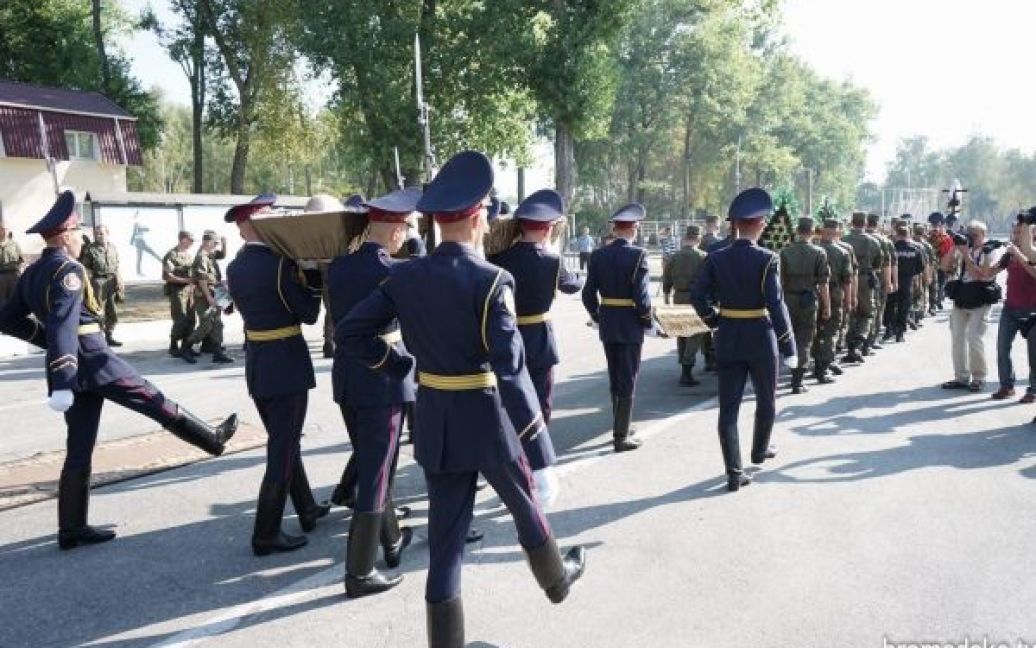 В Новых Петровцах прощаются с погибшими бойцами НГУ / © Громадське ТБ