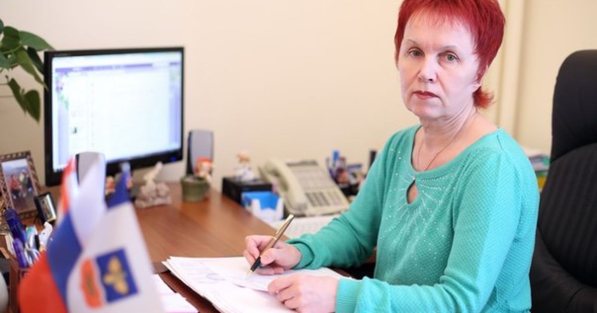 Головлікар Галина Лапіна пропонує своїм підлеглим чупа-чупс замість зарплати.