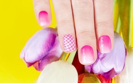 Как накрасить ногти в отпуск: топ-5 модных идей маникюра