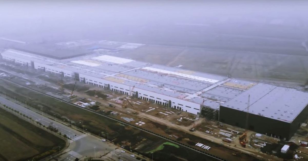 Впечатляюще. Появилось видео с почти достроенного завода Tesla в Шанхае
