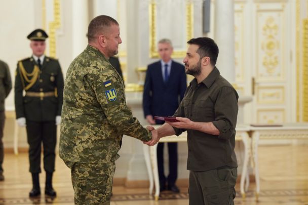 Президент Зеленский вручает главнокомандующему ВСУ Залужному Крест боевых заслуг. Киев, 6 мая 2022 года / © Офис президента Украины