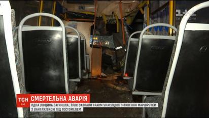 Одна людина загинула унаслідок зіткнення маршрутки з вантажівкою під Києвом