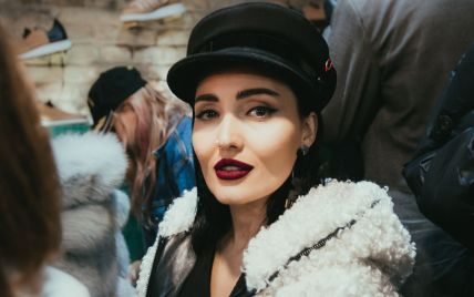 В белой шубе и стильной кепке: Анна Добрыднева на вечеринке