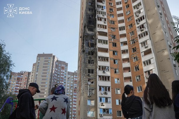РФ влучила у багатоповерхівку в Києві. / © ДСНС