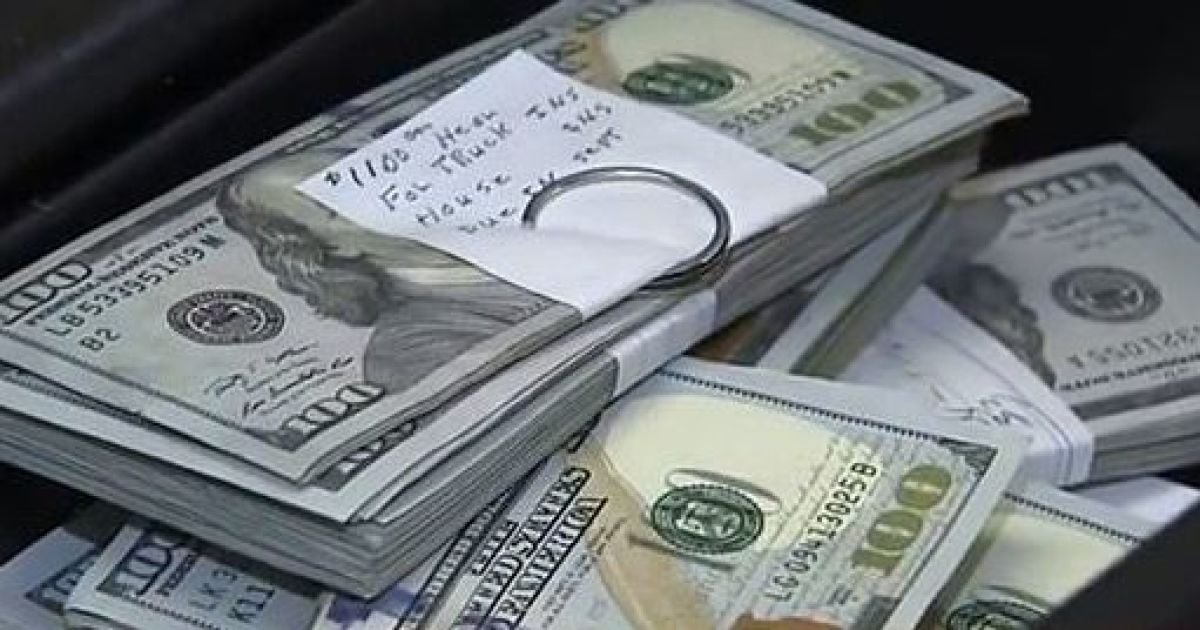 Американец купил подержанный диван и разбогател благодаря ценной заначке