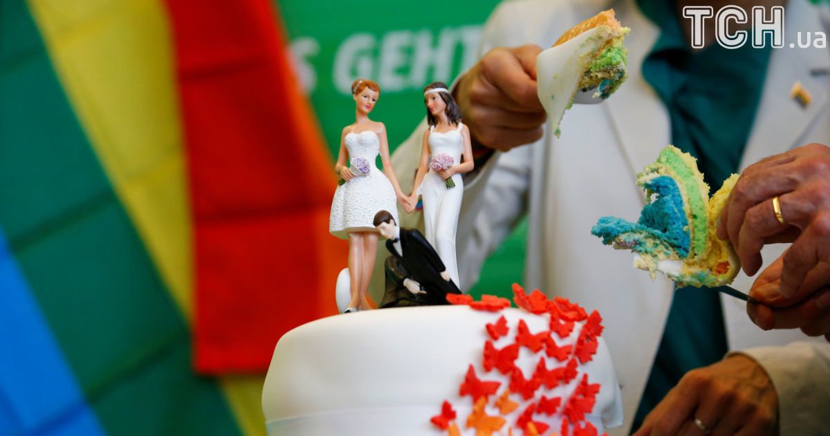 Немецкая политическая партия "Зеленые" отпраздновала решение парламента радужным тортом. / © Reuters