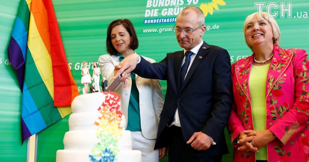 Немецкая политическая партия "Зеленые" отпраздновала решение парламента радужным тортом. / © Reuters