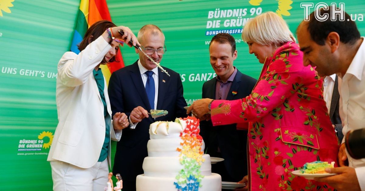 Немецкая политическая партия "Зеленые" отпраздновала решение парламента радужным тортом. / © Reuters
